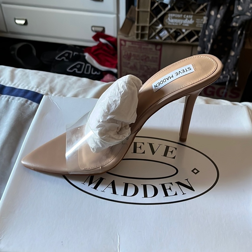 Nude sandals. Sz 9 Steve Madden
